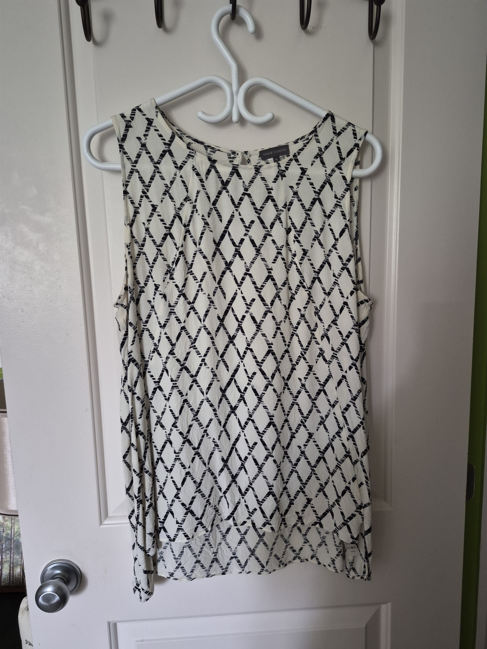 Vince Camuto Black & White Geometric Sleeveless Camisole